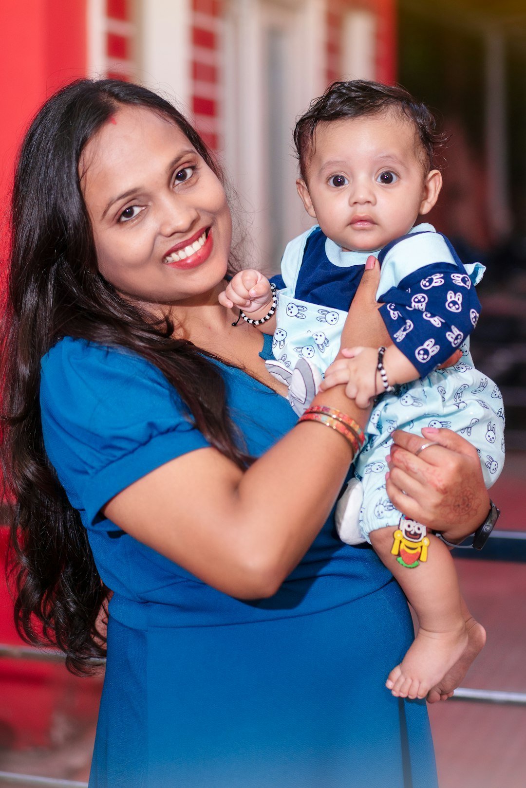 Mother holding newborn baby at home, japa maid care in Delhi NCR